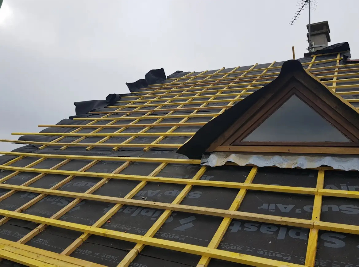 Installation de toiture par notre équipe experte, garantissant un travail soigné et durable pour protéger votre maison.