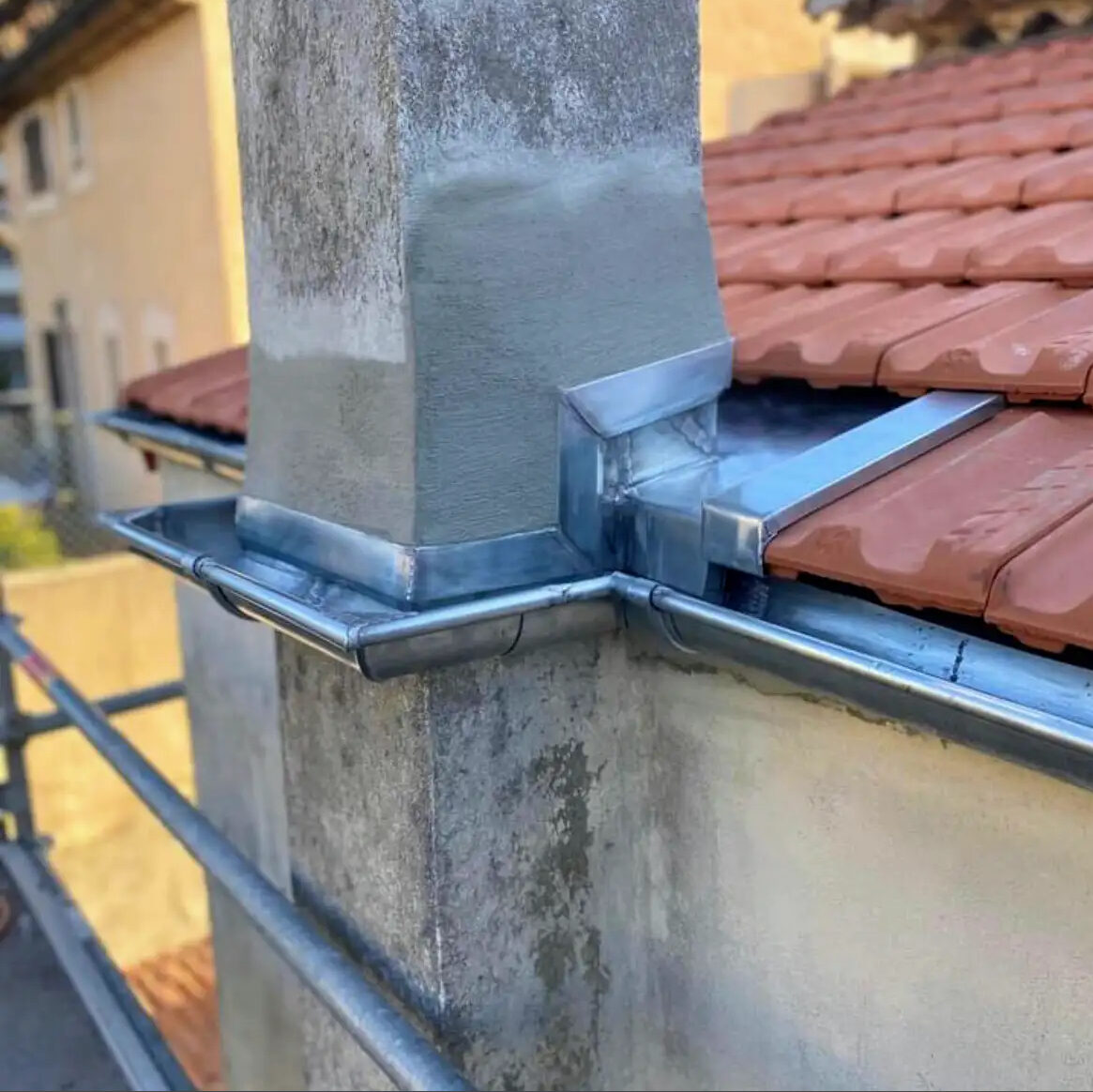 Fabrication et installation de pied de cheminée en zinc sur mesure, assurant une finition soignée et durable pour la protection optimale de votre toiture.