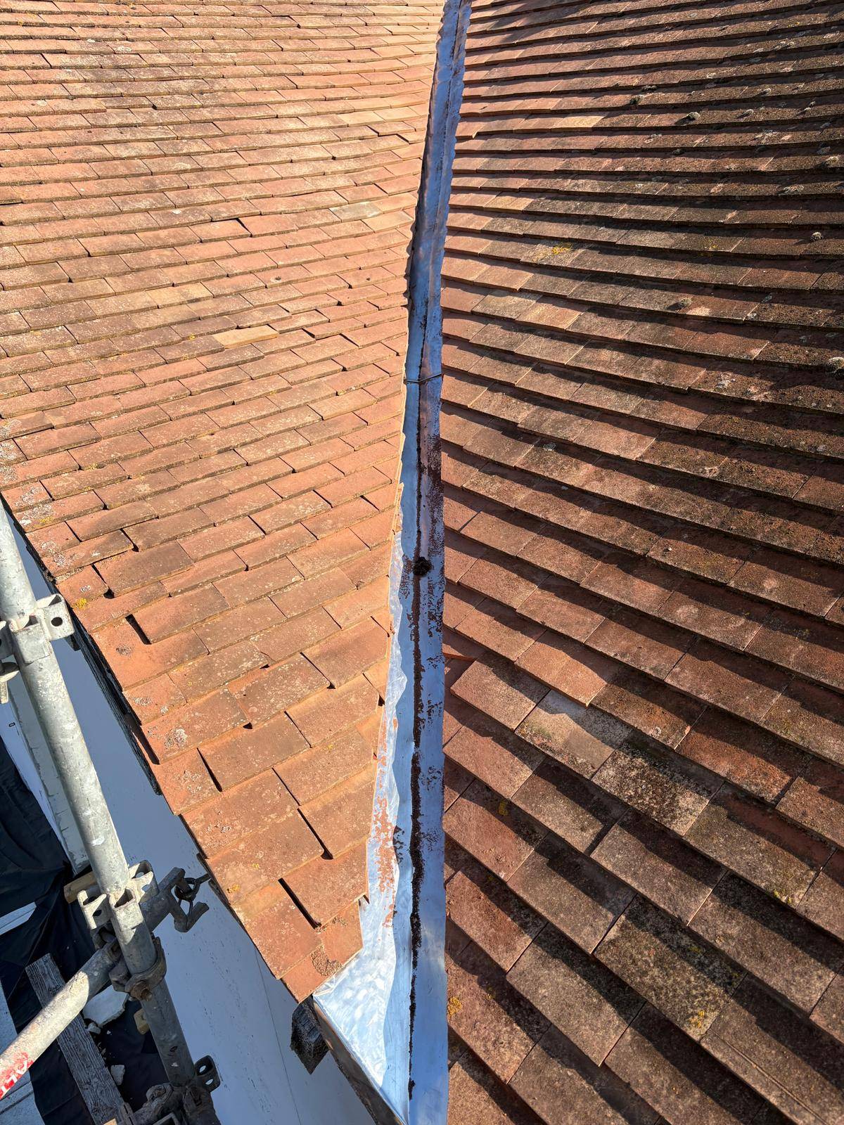 Photo après – noue en zinc neuve installée par couvreur zingueur en Yvelines, garantissant étanchéité et protection durable.